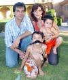 14102006 
 Carlos Israel González Safa junto a sus padres y su primo