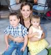 21102006 
 Ana Lorena de Gil acompañada de sus hijos Franco y Luciana