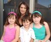 21102006 
 Selina de González con sus hijas Selina, Paulina y Ricardo