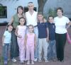 23102006
Rosa Medina, Isabel Teele con sus hijos Manolo e Isabela, Marcela Aguilar con sus hijos Diego, Mary y Luisa.