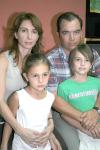 23102006
Jesús y Beba Villarreal con sus hijas Valeria y Pamela.