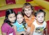 22102006 
Diana Pérez Merodio con sus hijos, Daniela, Mariana y Jorge Luis.