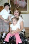 22102006 
Magaly con sus nietas Brenda y Paulina Necochea.