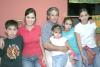 26102006
Ricardo y Biby Barrera con sus hijos Bibianita, Sergio y Valentina y Vanesa Kawas.