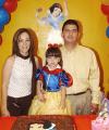 28102006 

 Sofía Enríquez Carrillo cumplió tres años de vida y fue festejada con una piñata por sus papás, María de los Rayos Carrillo Soto y Enrique Enríquez Adame