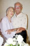 29102006 
Los señores Benjamín y Alicia Vega celebraron su 60 aniversario de matrimonio.