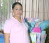 02112006
Gloria de Gil fue agasajada con una bonita fiesta de regalos, con motivo del próximo nacimiento de su bebé.