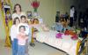 03112006 
Tere Muñoz con sus hijos Andrés, Paula y Carla, junto al altar de Frida Kahlo.
