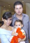 06112006
Rossana Villalobos, Carlos Garza y la pequeña Jimena Garza.