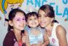 05112006 
Ángela Bracho Rosell junto a sus hermanitas Aranza y Luisa, en la fiesta que le ofrecieron por su tercer cumpleaños.