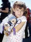05112006 
Claudia Evelyn Facio con su pequeña Candy,quien portó un atuendo de Astronauta.
