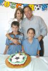 09112006
Lázaro Treviño Fajer con Raúl y Claudia Treviño y su hermano Adrián.