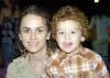 12112006 
Andrea Mariana y Karla Patricia Castañeda festejaron su sexto y octavo cumpleaños, respectivamente, al lado de su mamá, Claudia Ulloa.