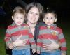 12112006 
Tere Morales de Luna, acompañada de sus hijos Damián y Nicolás Luna Morales.