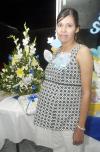 19112006 
Alejandra Garza de Mireles, en la fiesta de canastilla que le ofrecieron en honor al bebé que espera.