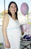 19112006 
Maribel González de Saldaña recibió felicitaciones por el próximo nacimiento de su bebé.