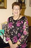 21112006
Carolina Jover de Obregón, celebró su onomástico en compañía de familiares y amigas.