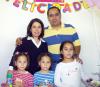 18112006 
 Karla  Muñoz con  sus hijos Ana, Benjamín y Josafath