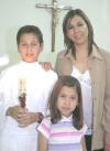 28112006
Jorge Salomón Limones realizó su Primera Comunión, acompañado de su mamá, Marissa Limones y su hermana Paulina.