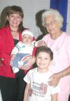 27112006
Silvia Reyes de Rodríguez celebró su cumpleaños, junto a su suegra Natalia y sus nietos Juan Carlos y Sebastián.