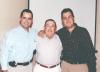 29112006
Señor Antonio Gutiérrez González con sus hijos Toño y Daniel.