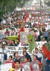 Cientos de personas expresaron su respaldo a Ruiz al realizar una marcha en las calles de la ciudad de Oaxaca, en la cual portaron cartulinas en respaldo del gobernador, a la PFP y hasta agradecimientos al presidente Vicente Fox.