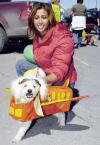 05112006 
Graciela Segovia con su perrito Nico,quien portó un disfraz de avión.