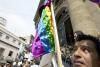 Por su parte, diversos grupos de homosexuales festejaron con globos y banderas con los colores del arco iris, música, cánticos y gritos y terminaron por alejar de las inmediaciones del Legislativo local al grupo contrario de activistas contrarios a esta Ley.