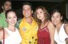 08112006
Adriana Lazarín Bravo acompañada de sus amigas, en la fiesta pre nupcial que le ofrecieron por su cercano enlace con Enrique Padilla.