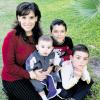 Marcela Torres con sus hijos Javier, Fernando y Daniel González Torres.