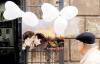 CENA PREVIA
Los actores Katie Holmes y Tom Cruise junto a su pequeña Suri arrancaron los cuatro días de festejo 
por su boda con una reunión entre amigos en un restaurante de Roma.

El matrimonio se da por seguro que se celebrará el próximo sábado, y aunque hasta ahora no está confirmado oficialmente que será en el Castillo Odescalchi del lago de Bracciano, hace más de una semana una agencia local escribía que 'lo saben hasta los patos que aletean sobre las aguas lacustres'.