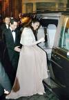 Puede que haya sido la boda del año del mundo de las celebridades, pero la gente del pueblo medieval italiano en que se casaron los actores Tom Cruise y Katie Holmes no vio nada de la boda, y no están felices de ello. 

Los detalles de la ceremonia  fueron mantenidos en secreto hasta que el publicista en Estados Unidos de Cruise emitió una declaración. Para entonces, los residentes de Bracciano, el lugar elegido por la pareja cercano a Roma y a la orilla de un lago, estaban profundamente dormidos.