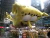 Según las reglas municipales, los grandes globos del desfile como Snoopy y Garfield deben ser llevados por tierra si los vientos alcanzan los 37 kilómetros por hora y las ráfagas exceden los 55 kilómetros por hora.