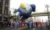 Según las reglas municipales, los grandes globos del desfile como Snoopy y Garfield deben ser llevados por tierra si los vientos alcanzan los 37 kilómetros por hora y las ráfagas exceden los 55 kilómetros por hora.