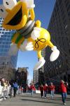 Las ráfagas de viento y la lluvia intermitente no lograron evitar que los enormes globos de Big Bird y Snoopy volaran en el Desfile del Día de Acción de Gracias de Macy’s, en el que también participó la estrella cubana Gloria Estefan.