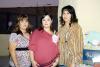 01122006 
Alejandra Garza de Mireles junto a las organizadoras de su fiesta de canastilla, Irma Cruz y Adriana Garza de De Lara.