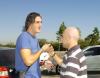 Con una camisa polo rayada y unos jeans, el jugador llegó en compañía de su representante y estacionó su auto compacto deportivo, en el mismo lugar de siempre, para después introducirse al vestidor