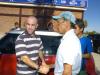 Con una camisa polo rayada y unos jeans, el jugador llegó en compañía de su representante y estacionó su auto compacto deportivo, en el mismo lugar de siempre, para después introducirse al vestidor