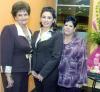 01122006 
Janeth Jabuba Soto Ayoub, en su despedida de soltera acompañada por su mamá, Esmirna Ayoub de Soto y su suegra, Margarita Rodríguez.