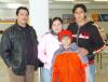 06122006
Margarita de Palmeros, Gabriel Palmeros y su hijo Gabriel viajaron a Chiapas, los despidió Daniel Ortiz.