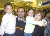 06122006
Liz Kanno y sus hijas Sofía y Ana Cecy.