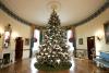 El árbol navideño en la sala azul de la Casa Blanca en Washington