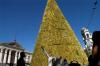 Aspecto de un árbol de navidad gigante 
en el centro de la capital salvadoreña.
