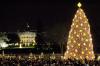 El árbol de navidad de Washington tras el encendido oficial de la capital estadounidense. En un segundo plano aparece iluminada la Casa Blanca.