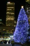 El City Hall de la ciudad de Toronto, centro de la Cabalgata navideña está totalmente iluminado.