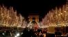 Imagen de los campos Elíseos y el arco del Triunfo de París iluminados por las luces navideñas.