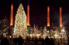 Un árbol de Navidad de 24 metros de alto delante de las cuatro chimeneas iluminadas de rojo en Wolfsburg, conocida como la ciudad del automóvil, en Alemania.
