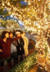 Un grupo de mujeres observa las luces navideñas en el centro de Seúl