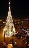Una empresa privada colocó un enorme árbol navideño de 53 metros y considerado como el más alto de latinoamerica, en el norte de la ciudad de Mérida, Yucatán.