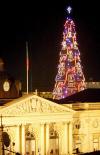 Vista general del árbol de Navidad instalado en el centro de Lisboa